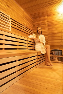 6 Kişilik Kırmızı Sedir Ağacı Geleneksel Soba Isıtıcı Açık Kuru Sauna Benzersiz Tasarım