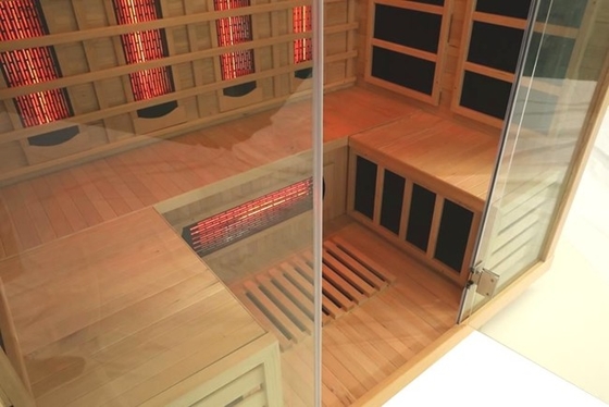 Kontrol paneli ve LED aydınlatması olan lüks ahşap renkli uzak kızılötesi sauna